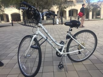 WHITE RALEIGH DETOUR BIKE FOR WOMAN -  with basket and U-lock - 170 $ 1