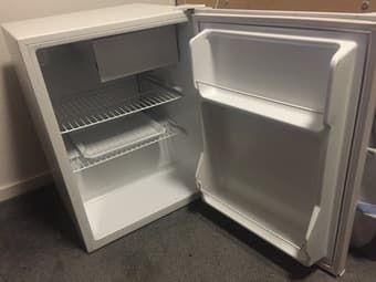 Black and Decker Mini-fridge+Freezer (white, 2.7 cubic feet) 1