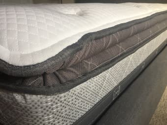 Queen sealy posturepedic mattress and boxspring 2