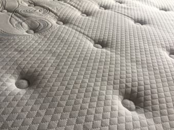 Queen sealy posturepedic mattress and boxspring 3