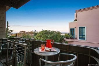 Sunlit and Private Bedroom with Balcony + Parking!! (Telegraph Hill) 2