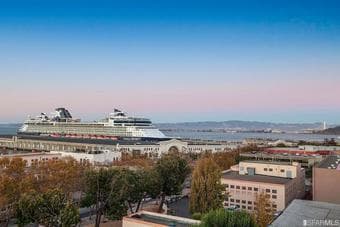 Sunlit and Private Bedroom with Balcony + Parking!! (Telegraph Hill) 3