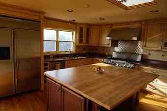 Massive Sunlight LARGE Room Bay Windows and Storage + Pool & <3 Views! 3