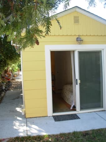 Fully Furnished Studio - utilities included 2