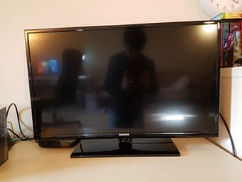 32 inch Samsung TV (UN32EH4003) LED TV 2