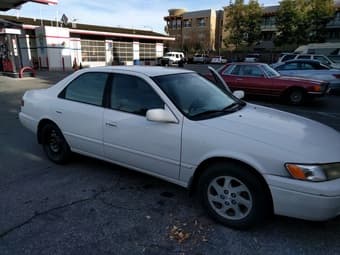 Clean 1999 white Toyota Camry LE v6 3