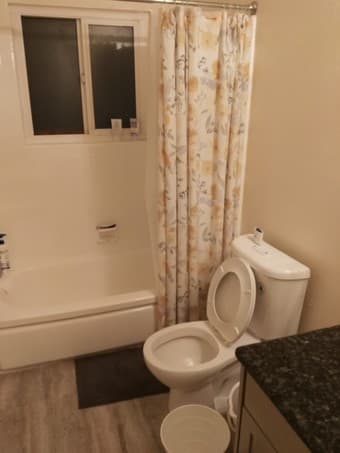 Spacious living room for rent 3