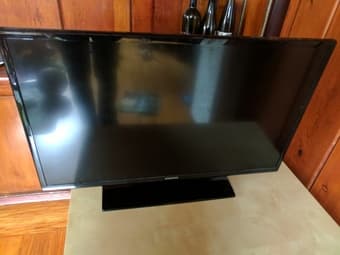 Samsung 32'' TV with remote 1