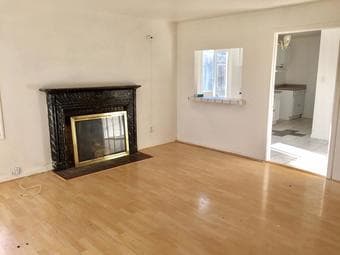 Spacious Room in Massive 4-Bedroom Shared House - Private Bedroom 1