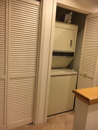 Large master bedroom, b/w PA and MV, females preferred 3