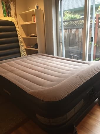 Airbed mattress wiht built-in pump, Intex 1