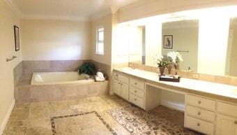 generous sized room in large shared house with jacuzzi 2