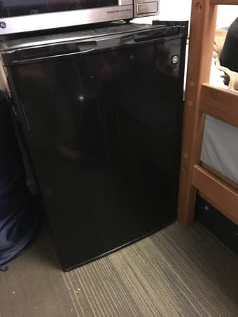 2.8 cubic feet fridge 2