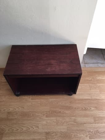 nice little table, w/ wheels 2