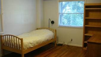 185ft2 - Large quiet room in shared furnished home with huge yard 1