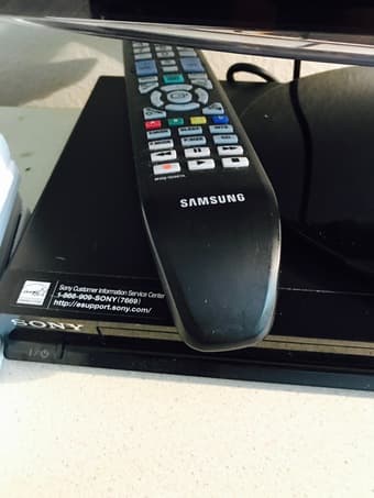 Samsung 21" HDTV with Blu-ray DVD player 2010 3