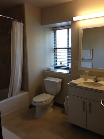 Munger BR, private bathroom in 4BR, 17Jun-23Sep $1400/mo ($110 off/mo) 2