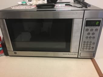 GE 2.2 Cubic ft Stainless Steel Microwave 1