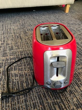 Red toaster Black and Decker in good condition 1