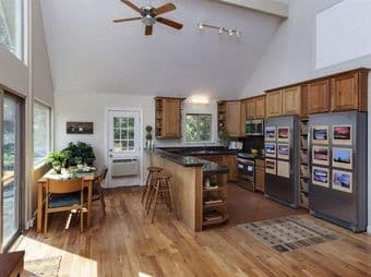 Bedroom/bath in Gorgeous Ridgetop home 3