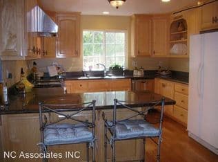 Furnished room in 5 bed/4.5bath house June 22-July 26 1