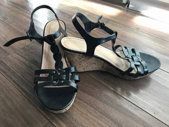 Selling thigh-high heels and wedges 3