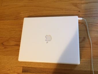 iBook G4 with travel carry case 3
