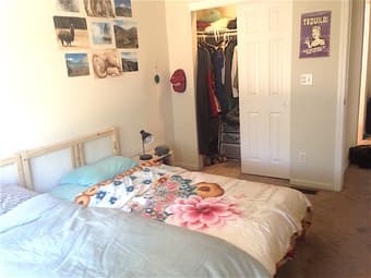 Bedroom with two single beds and bath near Stanford 1