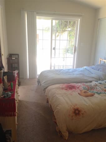 Bedroom with two single beds and bath near Stanford 2