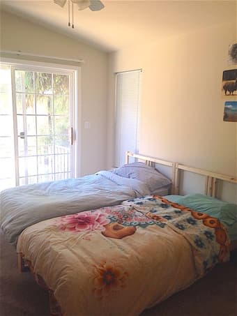 Bedroom with two single beds and bath near Stanford 3