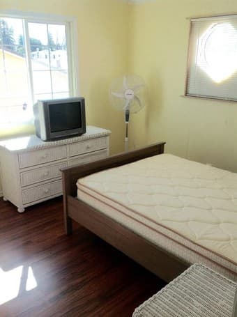 Female Tenant wanted for beautiful new house (East Palo Alto) 2