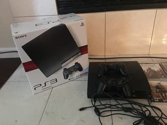 playstation 3 with original box+2controllers+7games 3