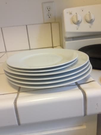 Ikea white dinner  plates 7$ 1