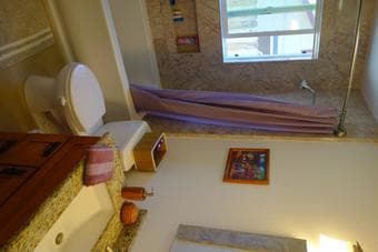 Room & private bath in beautiful house in EPA (Aug - Sept 10th) 1