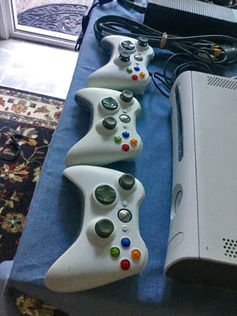 15 GB HHD XBOX + KINECT+ CONTROLLERS + GAMES 2