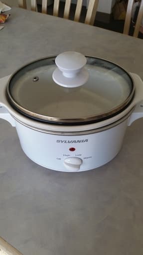 Selling slow cooker and knife set 1