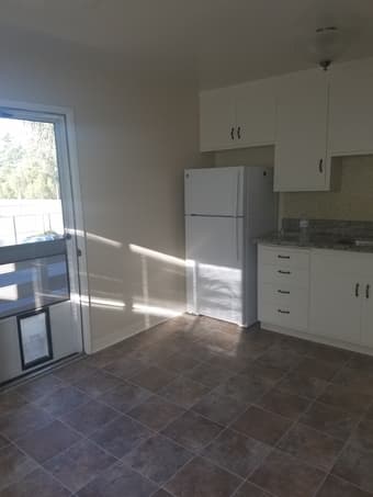 Large room in a sunny 2 bedroom apartment close to campus 1