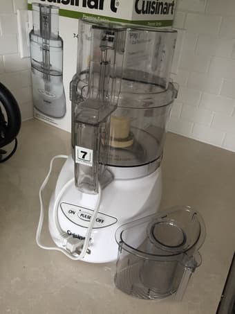 7-cup Cuisinart food processor (almost new) 3