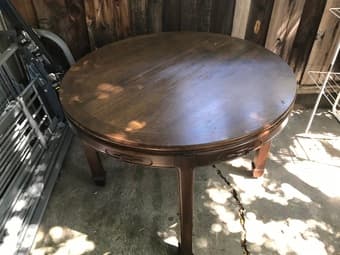 A very good round wood table 1