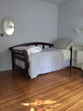 Clean and quiet Palo Alto bedroom with shared bathroom 3