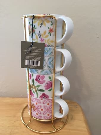 Brand New Cute 4-pieces mug set + holder. 2