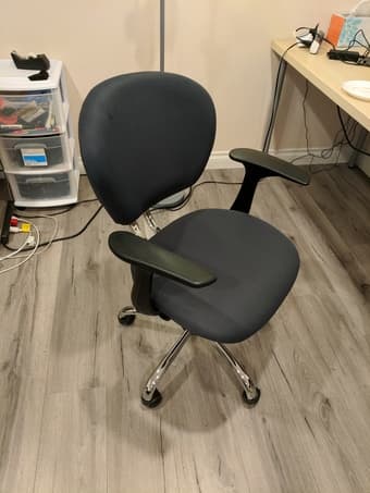 Super comfy swively desk chair 1