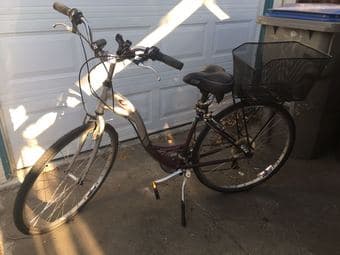 Selling my Bike! <2 yrs includes basket + helmet + lock $280 1
