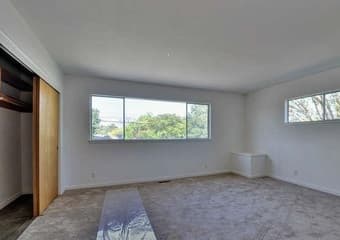 House that is perfect for a professional, grad student, or fellow! 3