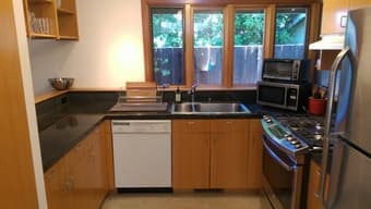 1BR in a light-filled 2BR house in Palo Alto, on the edge of campus! 1