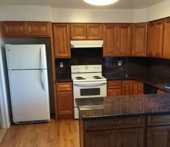 House Hunters, LEND ME YOUR EARS! 1