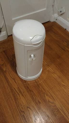 Munchkin Arm & Hammer Diaper Pail 1