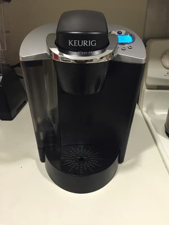 Keurig Machine ($70 OBO) and Reusable K-Cups ($6) for Sale 1