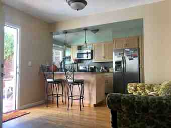 Furnished BR w/ Queen Size Bed, Hardwood Floors & Hottub near RWC :-) 3