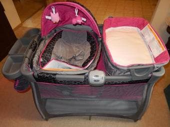 crib / play yard with box (pet and smoke free) 2